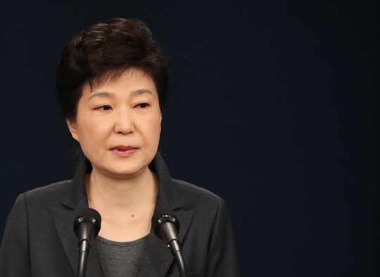 사과 발언하는  박 대통령      (서울=연합뉴스) 이상학 기자 = 박근혜 대통령이 4일 오전 청와대 춘추관 대브리핑실에서 '최순실 국정개입' 의혹 파문과 관련해 대국민 담화를 발표하고 있다. 2016.11.4      leesh@yna.co.kr  (끝)